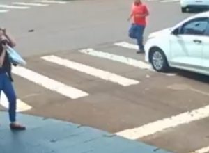 camera-de-seguranca-registra-momento-em-que-pedestre-e-atropelado-em-cima-da-faixa:-veja-o-video