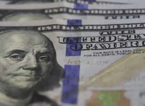 dolar-fecha-abaixo-de-r$-5-pela-primeira-vez-em-mais-de-dois-anos