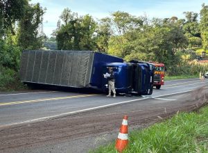 caminhao-tomba-em-coronel-vivida-e-deixa-motorista-ferida-no-bairro-flor-da-serra