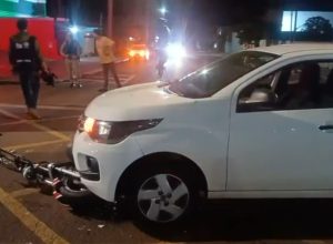 duas-mulheres-ficam-feridas-em-acidente-entre-carro-o-moto-eletrica-no-bairro-neva,-em-cascavel