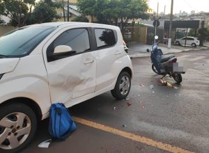 mulher-fica-ferida-em-acidente-entre-carro-e-moto-no-bairro-santa-cruz
