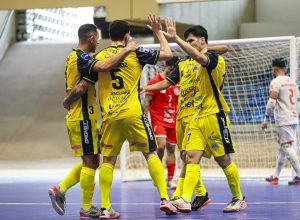 sao-miguel-e-umuarama-abrem-a-copa-lnf-em-duelo-equilibrado-no-parana