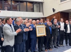 empresario-lauri-paludo-recebe-titulo-de-cidadao-honorario-do-parana