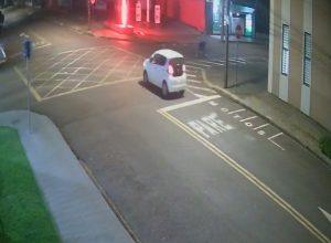 camera-registra-momento-de-acidente-entre-carro-e-moto-eletrica-no-bairro-neva