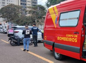 colisao-entre-carro-e-moto-deixa-jovem-ferido-no-centro-de-cascavel