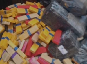 policia-apreende-2-toneladas-de-maconha;-tabletes-cairam-de-carro-em-movimento