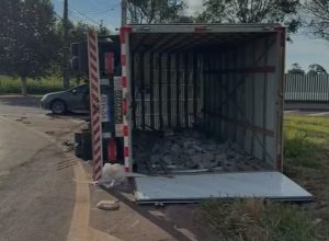 peso-de-carga-de-concreto-faz-caminhao-tombar-durante-curva-em-rotatoria-de-cascavel