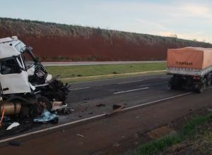 acidente-entre-caminhoes-deixa-motorista-ferido-na-br-163,-em-cascavel