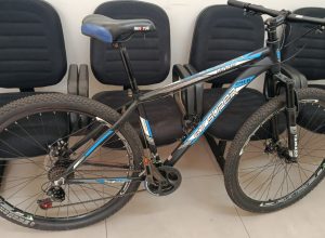 bicicleta-e-apreendida-pela-guarda-municipal-na-praca-da-biblia,-em-cascavel