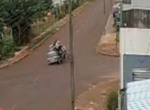 camera-flagra-batida-entre-carro-e-moto-que-deixou-duas-pessoas-feridas-em-cascavel;-veja-o-video