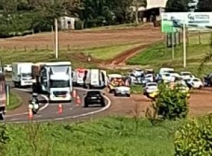 acidente-entre-kombi-e-carro-deixa-seis-pessoas-feridas-e-uma-encarcerada