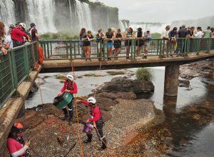 378-kg-de-moedas-lancadas-por-visitantes-sao-retiradas-das-cataratas-do-iguacu