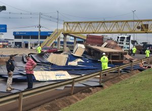 caminhao-tomba-e-interdita-br-277-no-trevo-cataratas,-em-cascavel