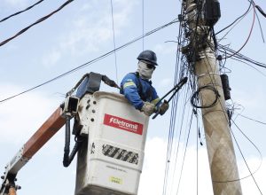 forca-tarefa-retira-fios-e-cabos-soltos-de-postes-e-reforca-seguranca-nas-ruas-de-cascavel