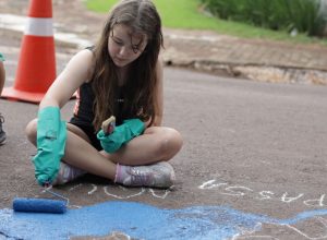estudantes-de-cascavel-colorem-bueiros-para-conscientizar-sobre-o-descarte-de-lixo