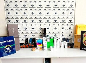 “celulares-no-corpo”-e-fundos-falsos:-receita-e-pf-apreendem-r$-300-mil-em-eletronicos