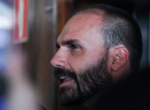 mendonca-pede-vista-e-suspende-julgamento-contra-eduardo-bolsonaro