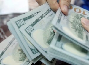 dolar-sobe-a-r$-5-e-bolsa-cai-2%-em-dia-de-tensao-global
