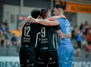 blumenau-vence-sao-lourenco-e-encosta-no-g-4-da-lnf-silver-cresol