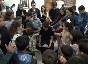 nikolas-ferreira-visita-instituicao-contra-o-aborto-e-recebe-oracao-de-criancas