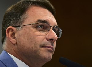 de-washington-a-curitiba:-flavio-bolsonaro-retoma-viagens-na-pre-campanha-apos-turbulencia