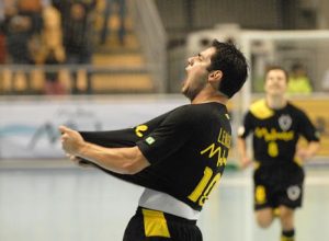 memorias-da-copa:-craque-no-futsal,-lenisio-relembra-romario-e-a-disputa-de-penaltis-em-1994