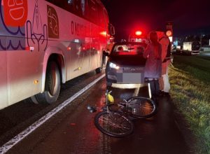 ciclista-fica-gravemente-ferido-apos-ser-atingido-por-carro-na-br-277-em-cascavel