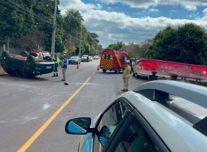 jeep-compass-capota-apos-acidente-no-bairro-tropical,-em-cascavel