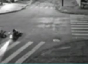 video:-motociclista-cai,-levanta,-cai-de-novo-e-segue-viagem-no-periolo