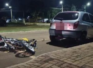 motociclista-foge-de-abordagem-da-gm,-bate-em-carro-estacionado-e-fica-ferido-em-cascavel