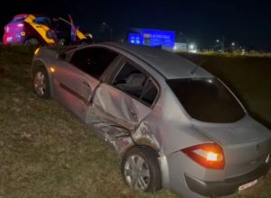 ao-tentar-acessar-bairro,-carro-se-envolve-em-acidente-na-br-467-em-cascavel