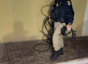 homem-e-preso-com-fios-de-telefonia-furtados-no-bairro-brasmadeira