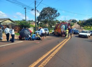 duas-pessoas-ficam-feridas-em-acidente-entre-moto-e-carro-na-rua-tupinambas