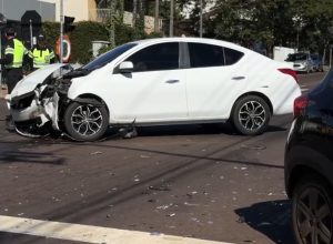 carro-derruba-semaforo-recem-instalado-apos-acidente-em-cascavel