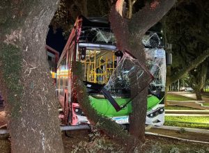 acidente-entre-dois-onibus-do-transporte-coletivo-deixa-tres-feridos-em-cascavel