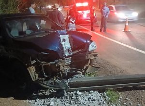 carro-bate-contra-poste-e-fica-destruido-na-rua-ipanema,-em-cascavel