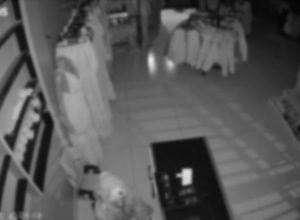 criminoso-invade-loja-de-roupas-e-causa-prejuizo-no-bairro-interlagos