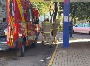 homem-cai-de-escada-e-bate-a-cabeca-no-bairro-tropical