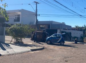 fox-tomba-apos-colisao-com-mercedes-smart-no-bairro-neva