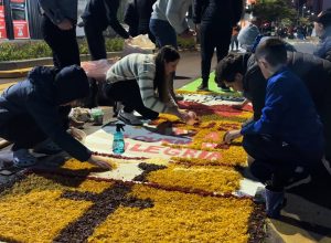 corpus-christi-mobiliza-600-voluntarios-e-transforma-avenida-brasil-em-corredor-de-fe-e-arte