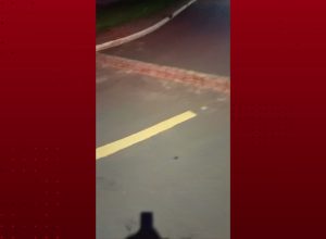 guarda-encontra-homem-construindo-“muro”-com-pavers-no-meio-da-via