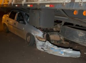 carro-para-embaixo-de-caminhao-apos-acidente-no-bairro-periolo,-em-cascavel