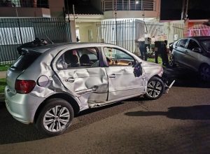 motorista-perde-controle,-bate-em-carro-estacionado-e-causa-danos-em-residencia-em-cascavel