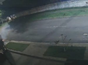 motorista-perde-controle,-atinge-carro-estacionado-e-destroi-portao-de-residencia-em-cascavel