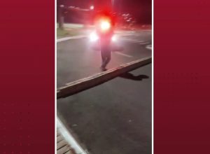 homem-e-flagrado-arrancando-pavers-de-calcada-e-acaba-obrigado-a-refazer-o-estrago-em-cascavel
