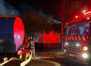 incendio-destroi-casa-de-madeira-e-mobiliza-moradores-em-entre-rios-do-oeste