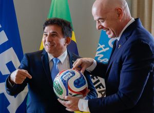 ministro-do-esporte-entrega-marco-regulatorio-da-copa-feminina-a-fifa