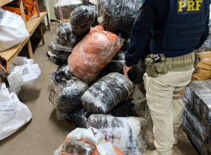prf-apreende-236-quilos-de-drogas-e-prende-suspeito-apos-sete-horas-de-buscas-na-br-277