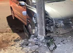 carro-bate-contra-poste-no-parque-sao-paulo;-motorista-relata-que-foi-fechado-por-outro-veiculo