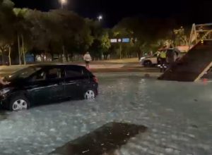 carro-cai-em-chafariz-da-praca-do-migrante-no-centro-de-cascavel